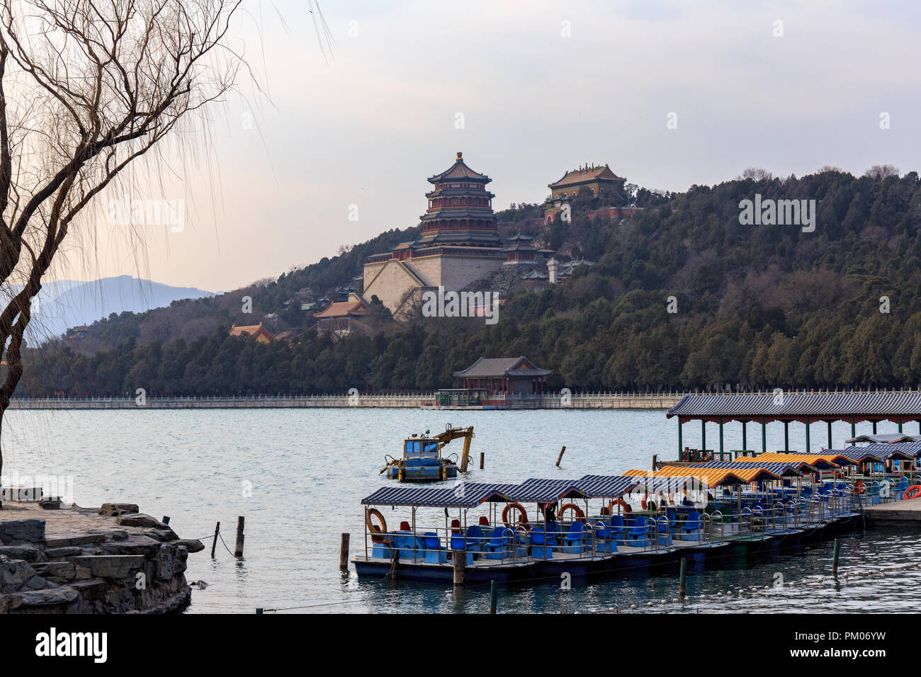 Turm der Buddhistischen Düfte und andere Tempel Vergangenheit Boote über den See im Sommerpalast, Peking, China gesehen. Stockfoto