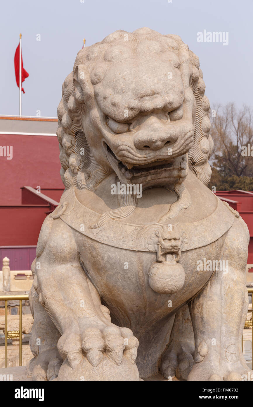 Traditionelle Chinesische guardian Tier statue am Tor des Himmlischen Friedens in Peking, China. Stockfoto