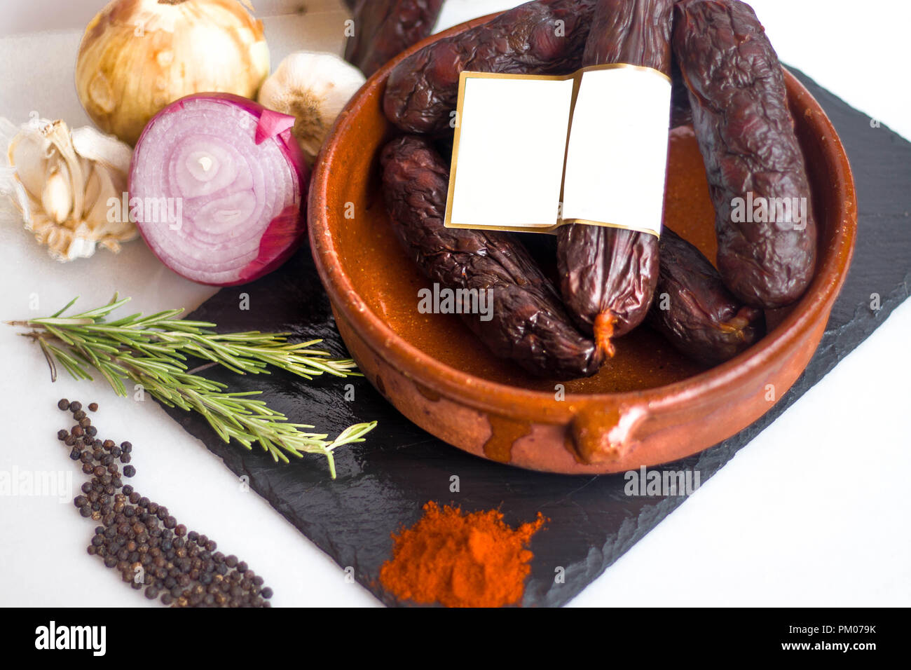 Blanck Raum tag in Würstchen zum Verkauf noch Leben mediterrane Chorizo scharfe Stockfoto