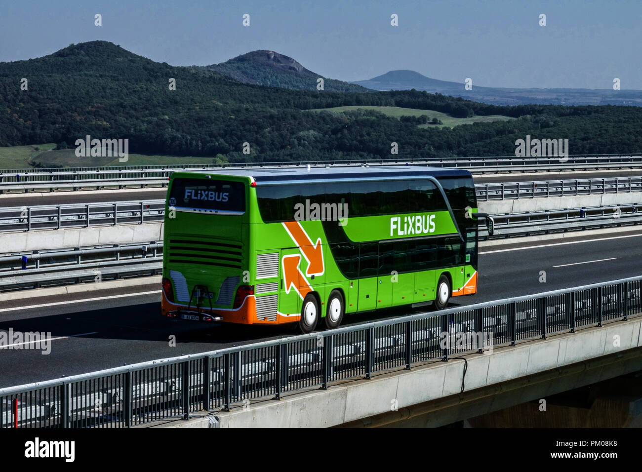 FlixBus auf einer Autobahnbrücke Landaussicht, Tschechische Republik Stockfoto