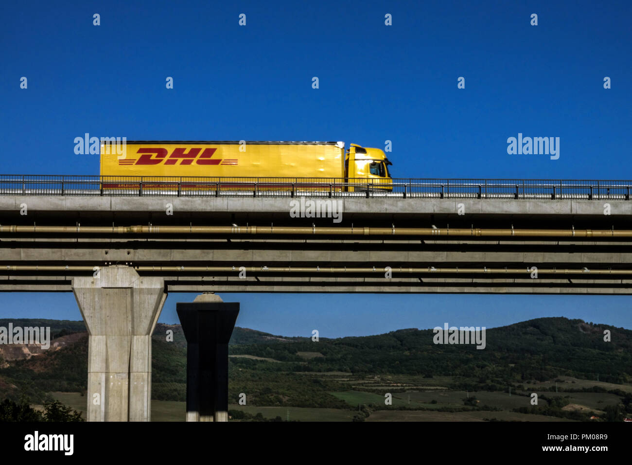 DHL-LKW auf einer Autobahnbrücke, LKW-Brücke Tschechien Stockfoto