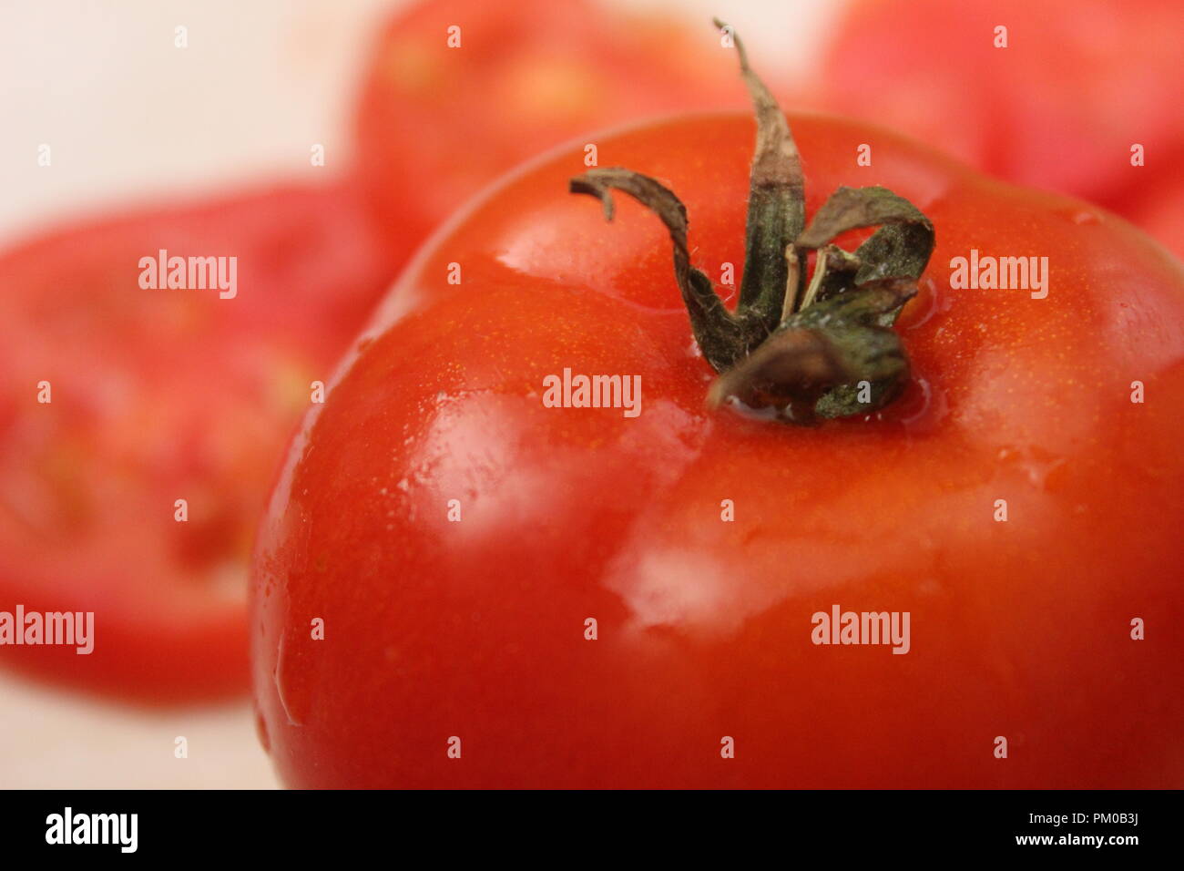 Foto von Gemüse und Früchten Sitzung, die die Zwiebel als Schwerpunkt mit Zwiebel als Hintergrund. Stockfoto