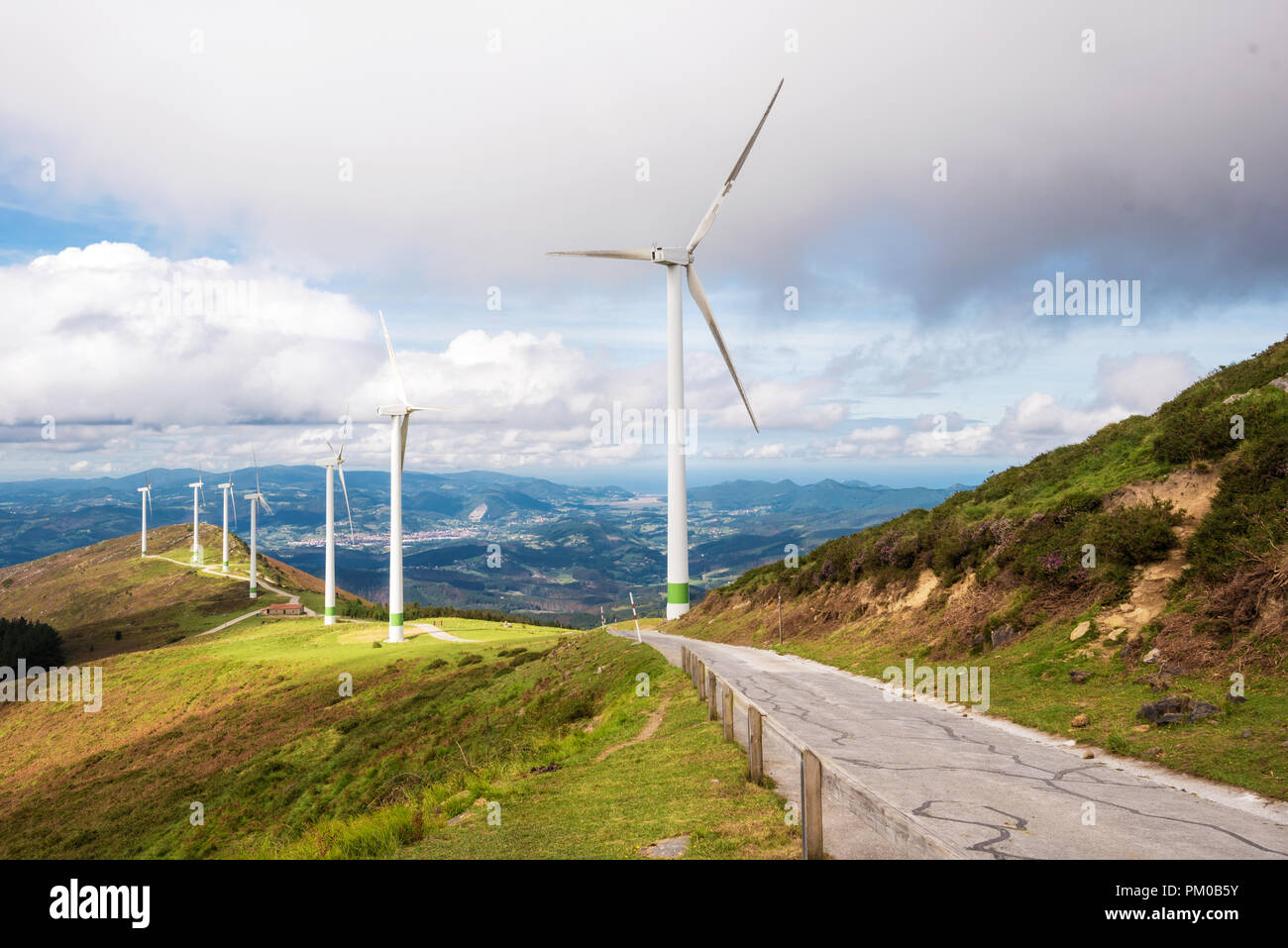Erneuerbare Energien. Windkraftanlagen, Windrad dreht Park in der malerischen Landschaft von Baskenland, Spanien. Stockfoto