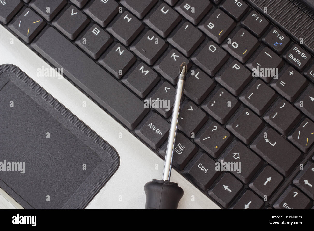 Schraubendreher auf Laptop Tastatur, das Konzept der Anlagen reparieren  Stockfotografie - Alamy