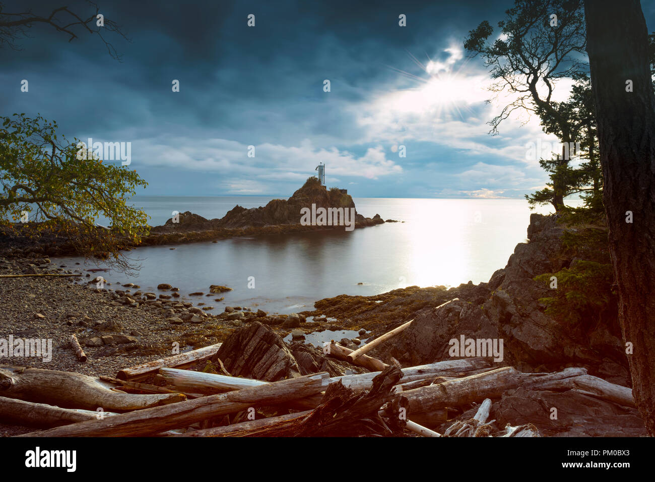 Die schönen Landschaften von Bowen Island im Pazifischen Nordwesten vor der Küste von Vancouver, mit Seelandschaften, Herbst, Herbst und Blick auf den Wald. Stockfoto