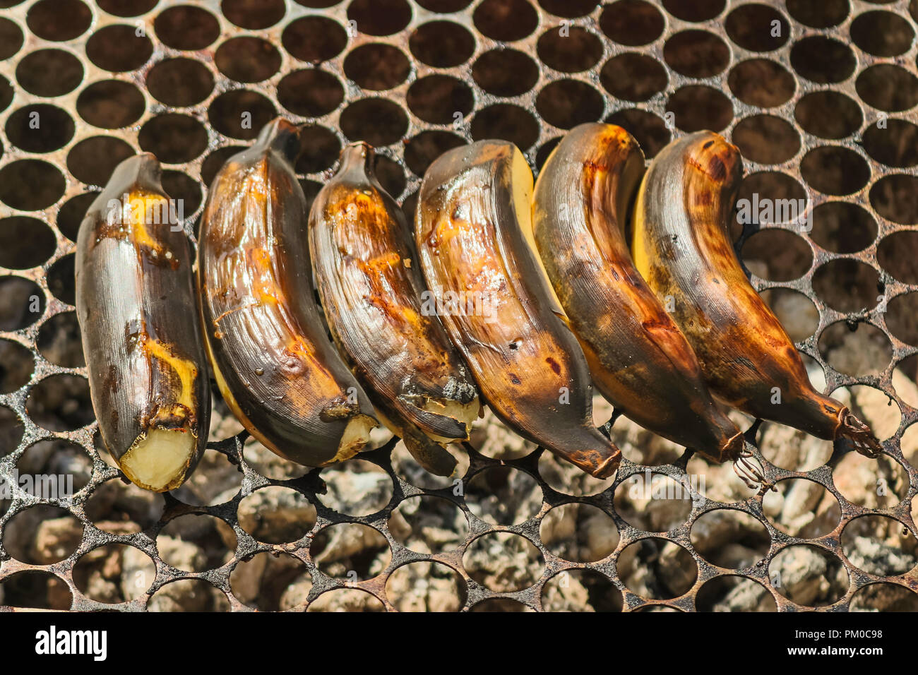 Banane gebraten auf das Feuer, Dessert nach dem Grill. Stockfoto