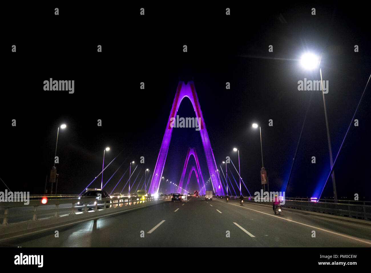 Die Nhat Tan Bridge in der Nacht in Ha Noi Capital, Vietnam Stockfoto