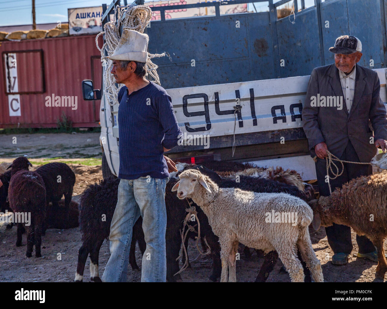 Berühmte Mals Basar (мал базары), oder tierischen Basar, in Karakol, Kirgisien. Stockfoto