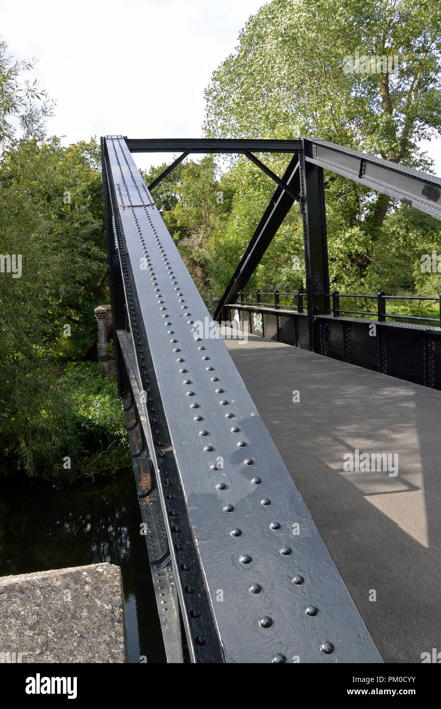 Ein frame Eisenbahnbrücke über den Fluss Wensum in der Nähe von Hellesdon, Norfolk, jetzt Teil der Marriott so lange Strecken zu Fuß/Radweg Stockfoto