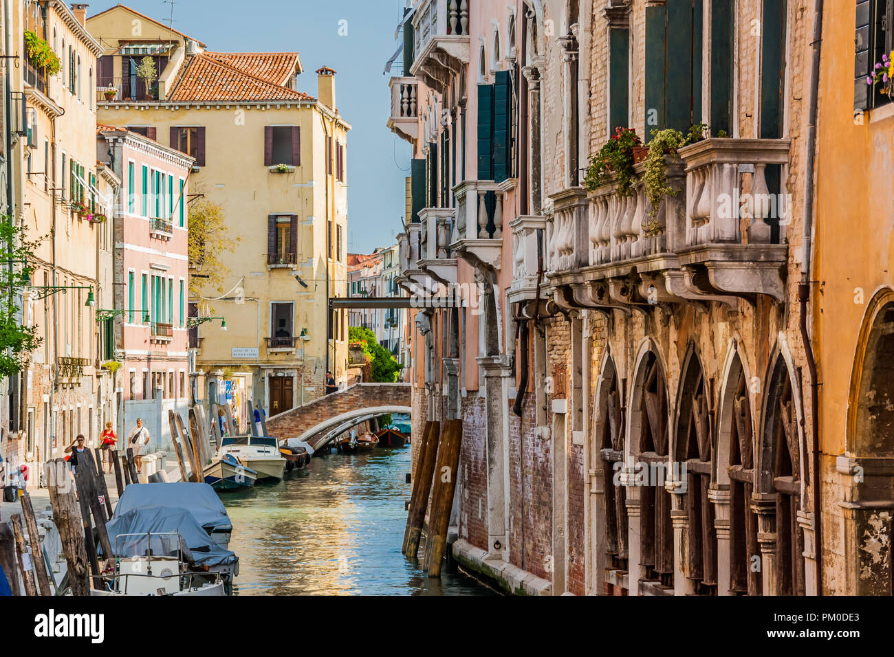 Schmalen Kanal mit einem Fußgänger Brücke, Venedig, Italien. Stockfoto