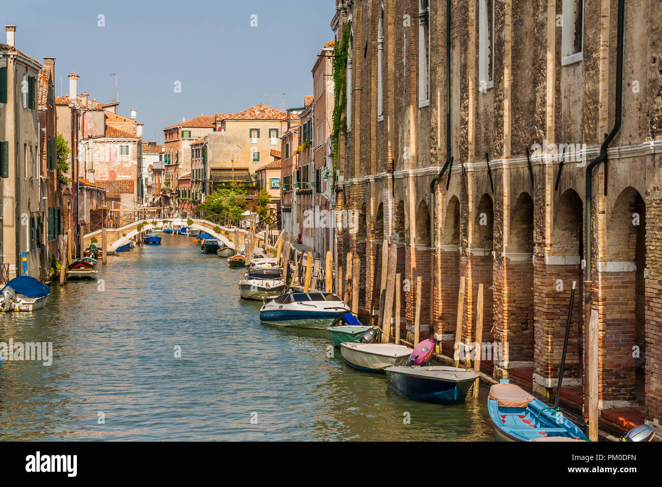 Boote auf einem schmalen Kanal, Venedig, Italien. Stockfoto