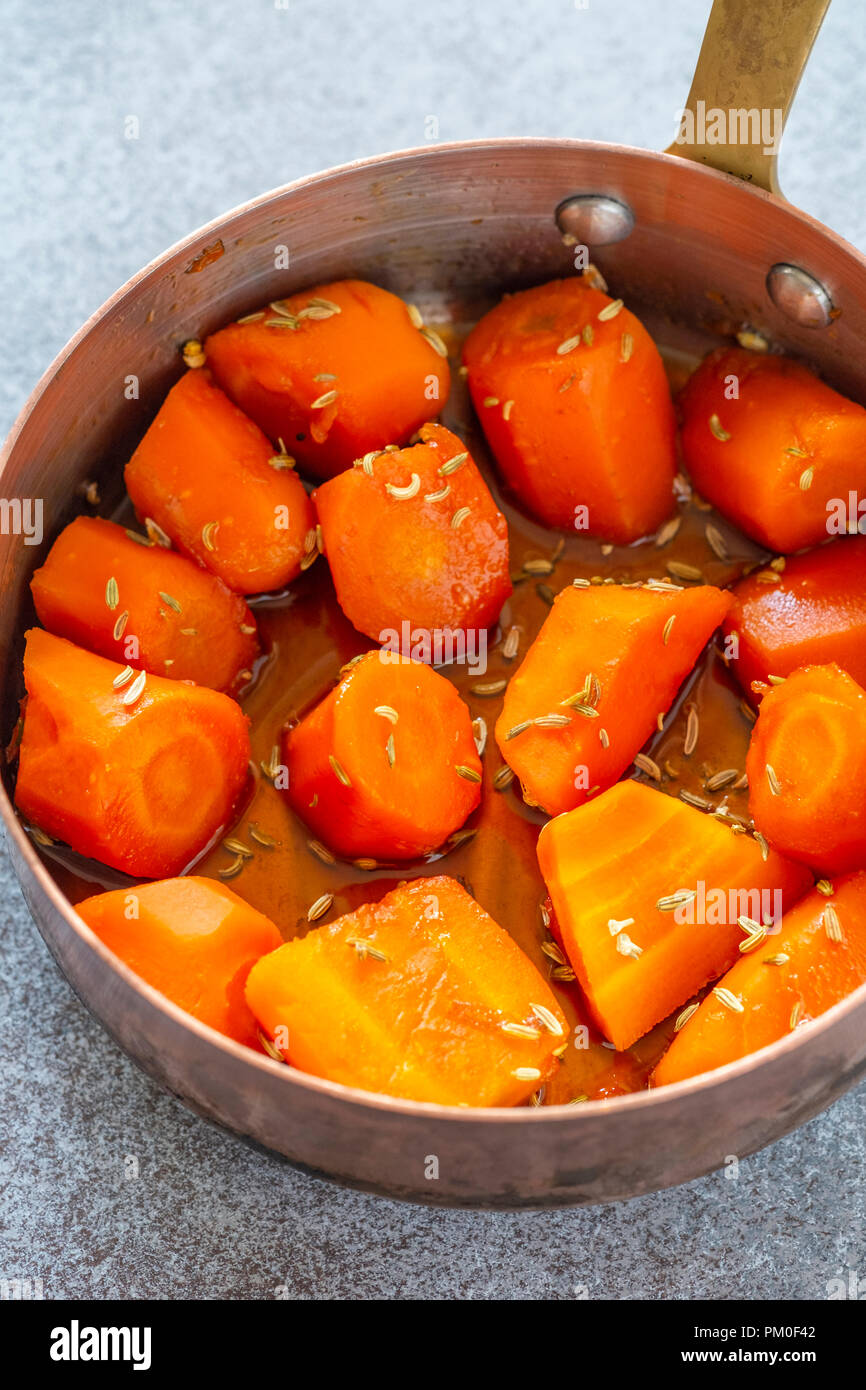 Karotten in Kupfer Pan Stockfoto