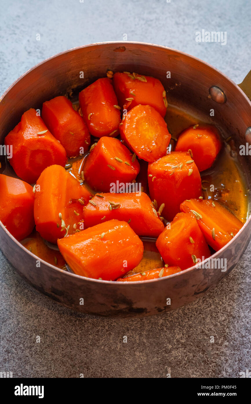 Karotten in Kupfer Pan Stockfoto