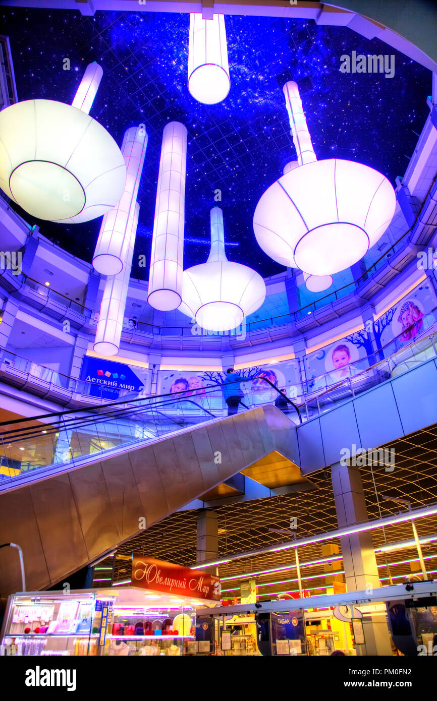 KALININGRAD, Russland - Mai 05.2018: futuristische Interieur eines modernen Einkaufs- und Unterhaltungszentrum Stockfoto
