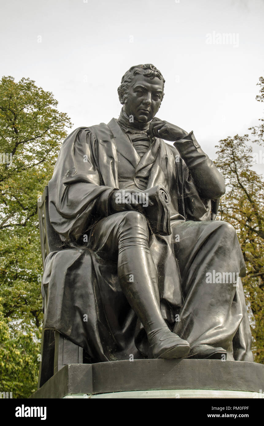 Denkmal Statue des Impfstoffs Pionier Edward Jenner, der die innoculation gegen Pocken entwickelt. Von William Calder Marshall und auf Publ geformt Stockfoto