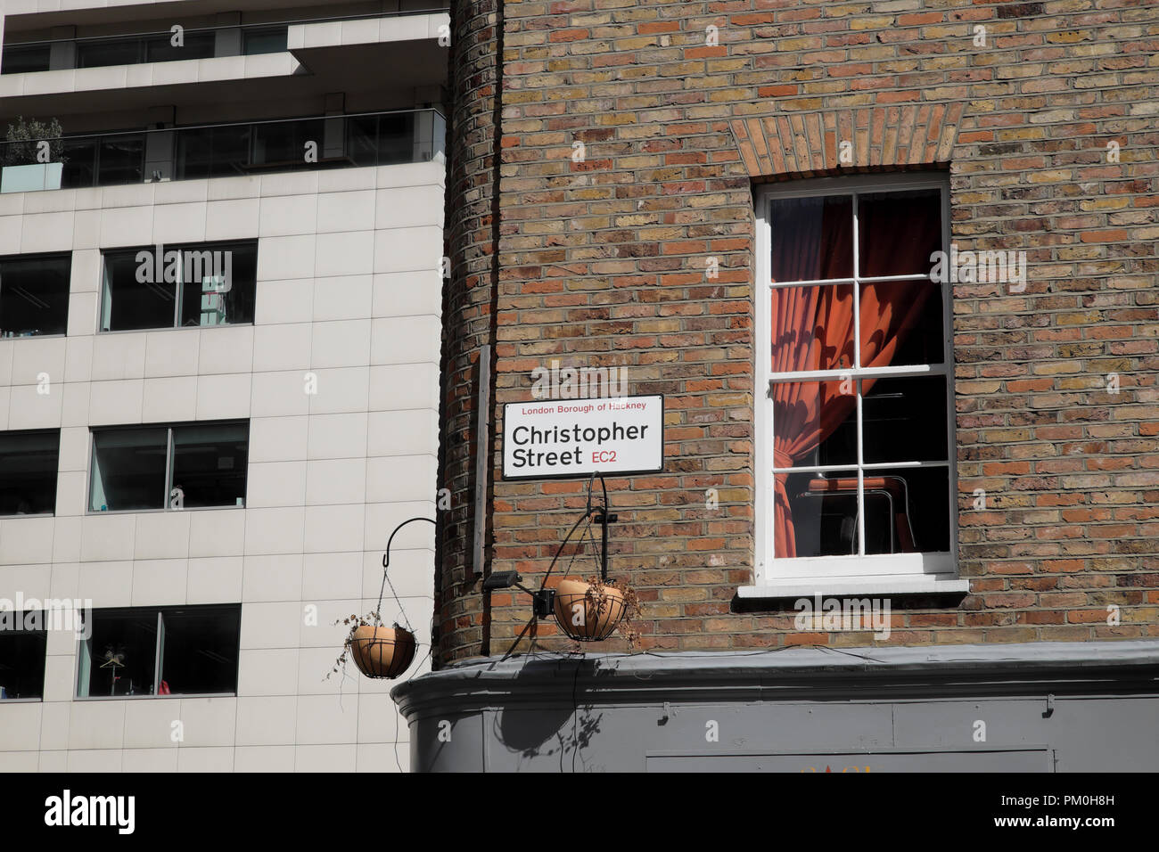 Christoper Street Sign außerhalb Reihenhaus Wohnung in London EC2 England UK KATHY DEWITT Stockfoto