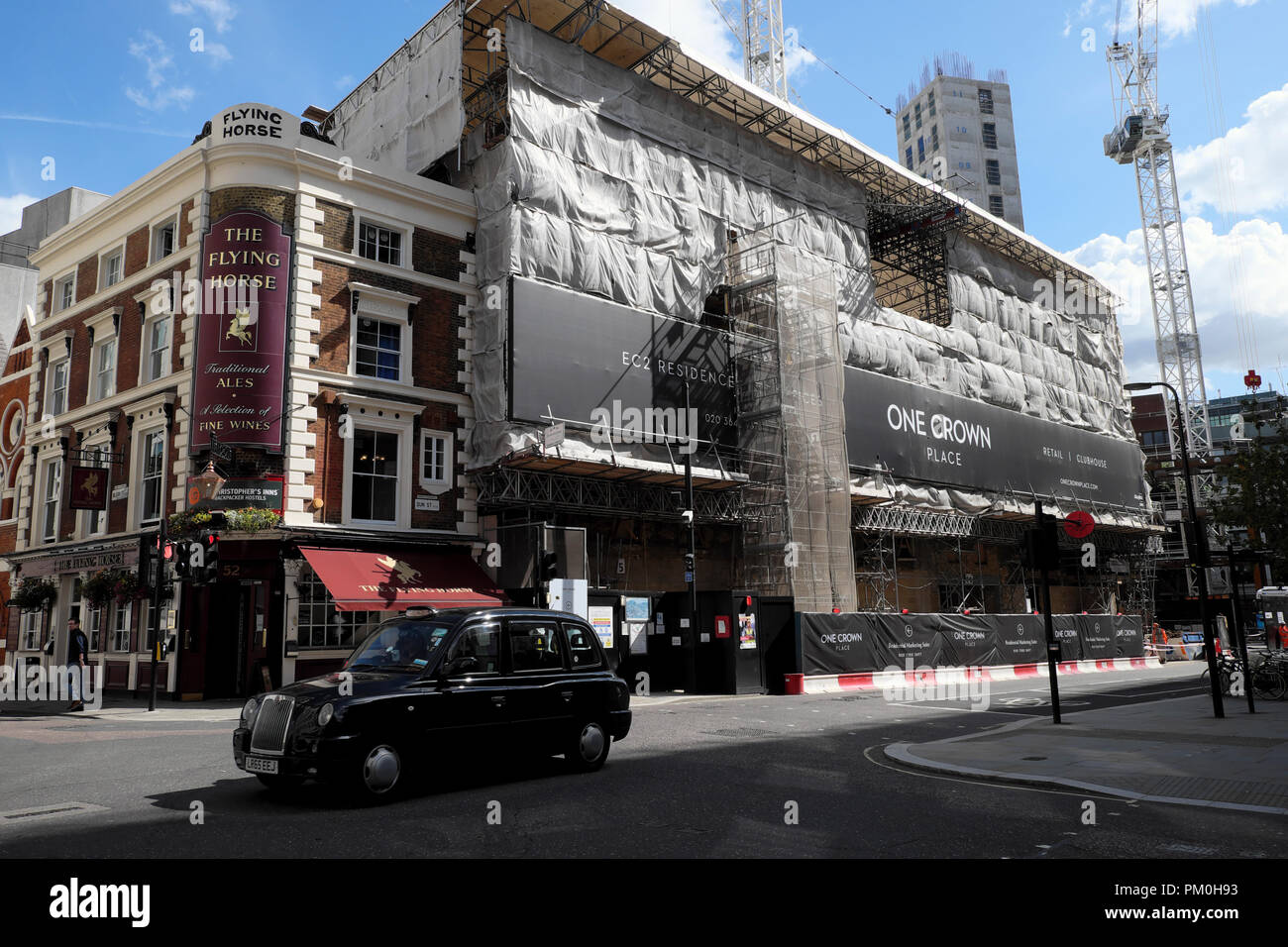 Eine Krone Ort Baustelle und der Fliegenden Pferd traditionelle Pub auf Sun Street in der Nähe von Finsbury Square in der Innenstadt von London UK KATHY DEWITT Stockfoto