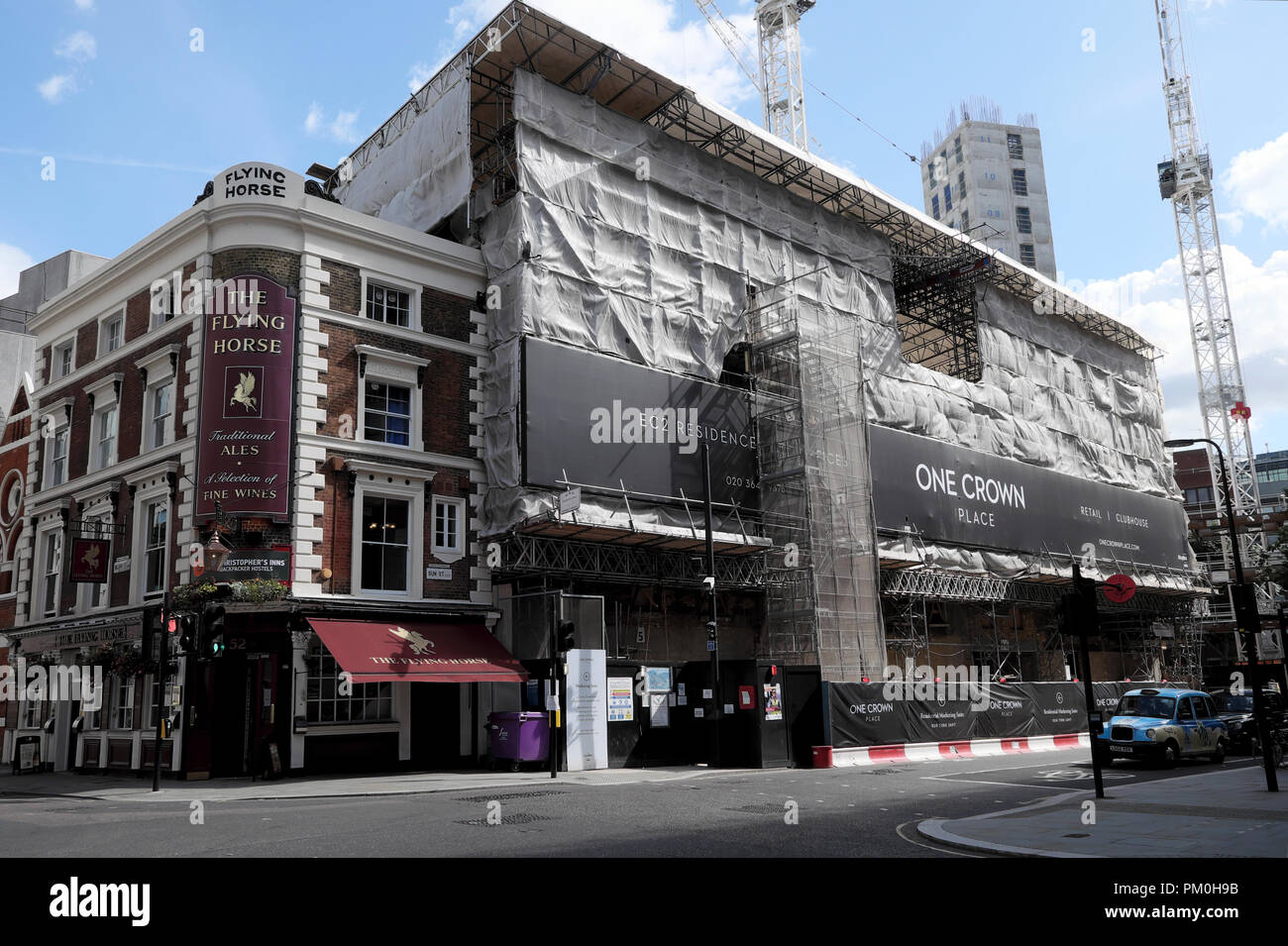 Eine Krone Ort Baustelle und der Fliegenden Pferd traditionelle Pub auf Sun Street in der City von London UK KATHY DEWITT Stockfoto