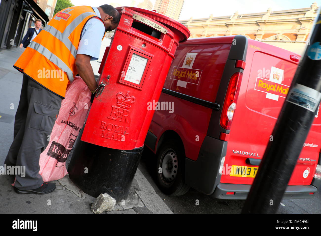 Royal Mail Postarbeiter, der Post in einen Sack von einem roten Briefkasten zu seinem Postwagen in Charterhouse St Smithfield London, Großbritannien, BRACHTE KATHY DEWITT Stockfoto