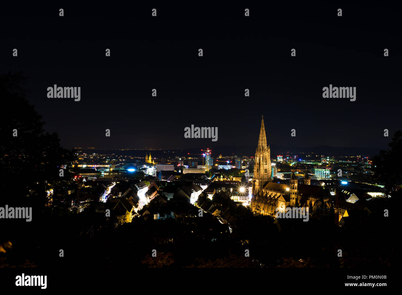 Deutschland, Night Skyline von Freiburg im Breisgau. Stockfoto