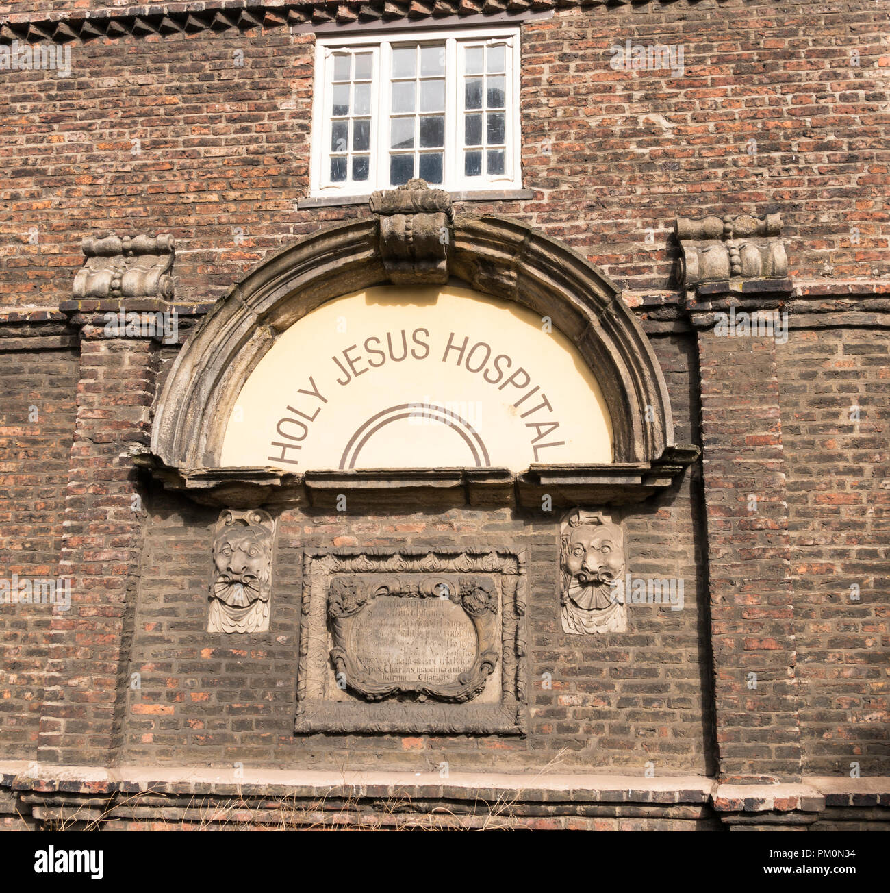 Zeichen und geschnitzte Gedenktafel außerhalb des Heiligen Jesus Krankenhaus Newcastle upon Tyne, North East England, Großbritannien Stockfoto