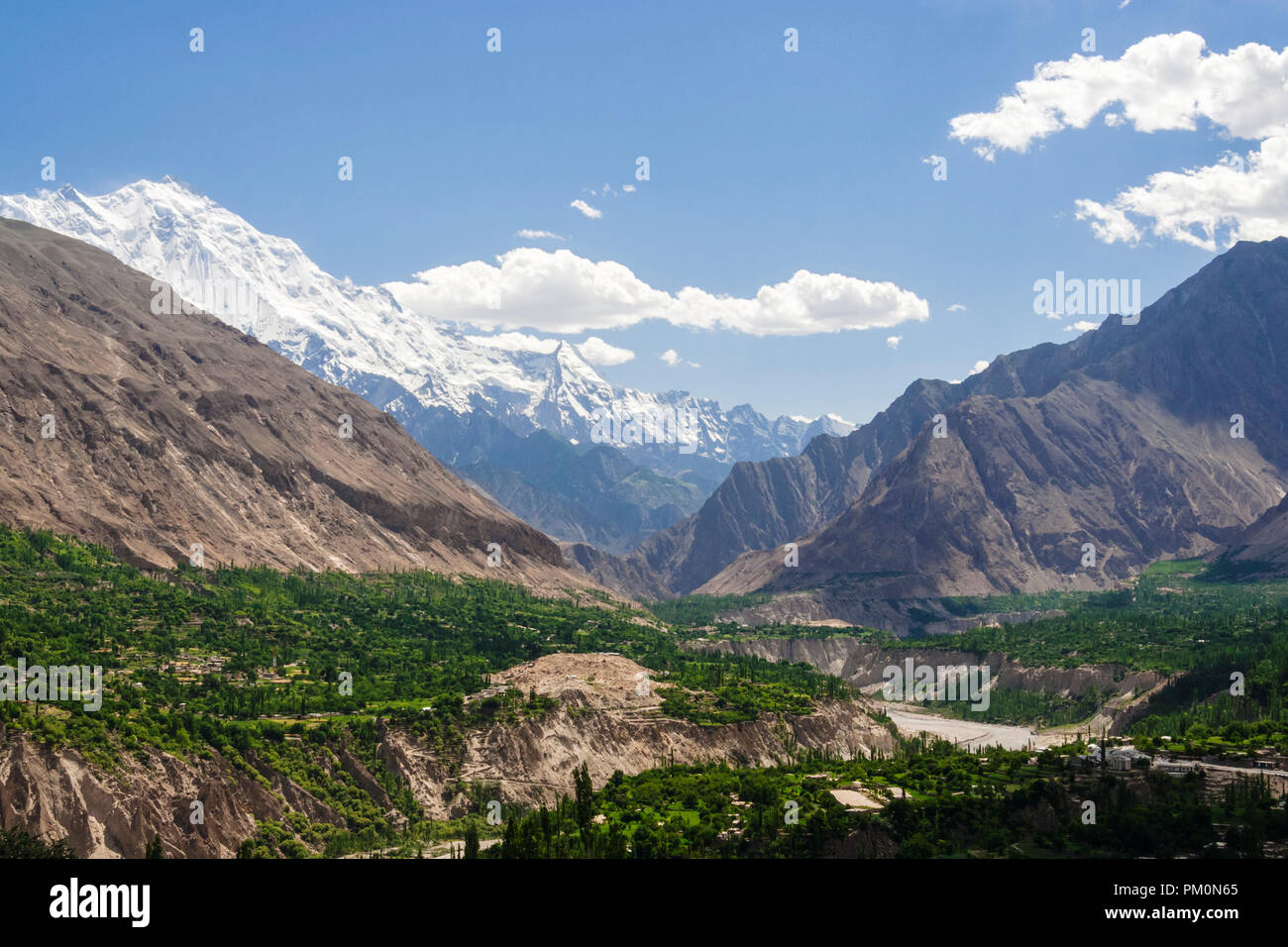 Karimabad, Hunza Tal, Gilgit-Baltistan, Pakistan: Rakaposhi Berg und Hunza Tal im Karakorum. Bei 7,788 m (25,551 ft) Rakaposhi ist Stockfoto