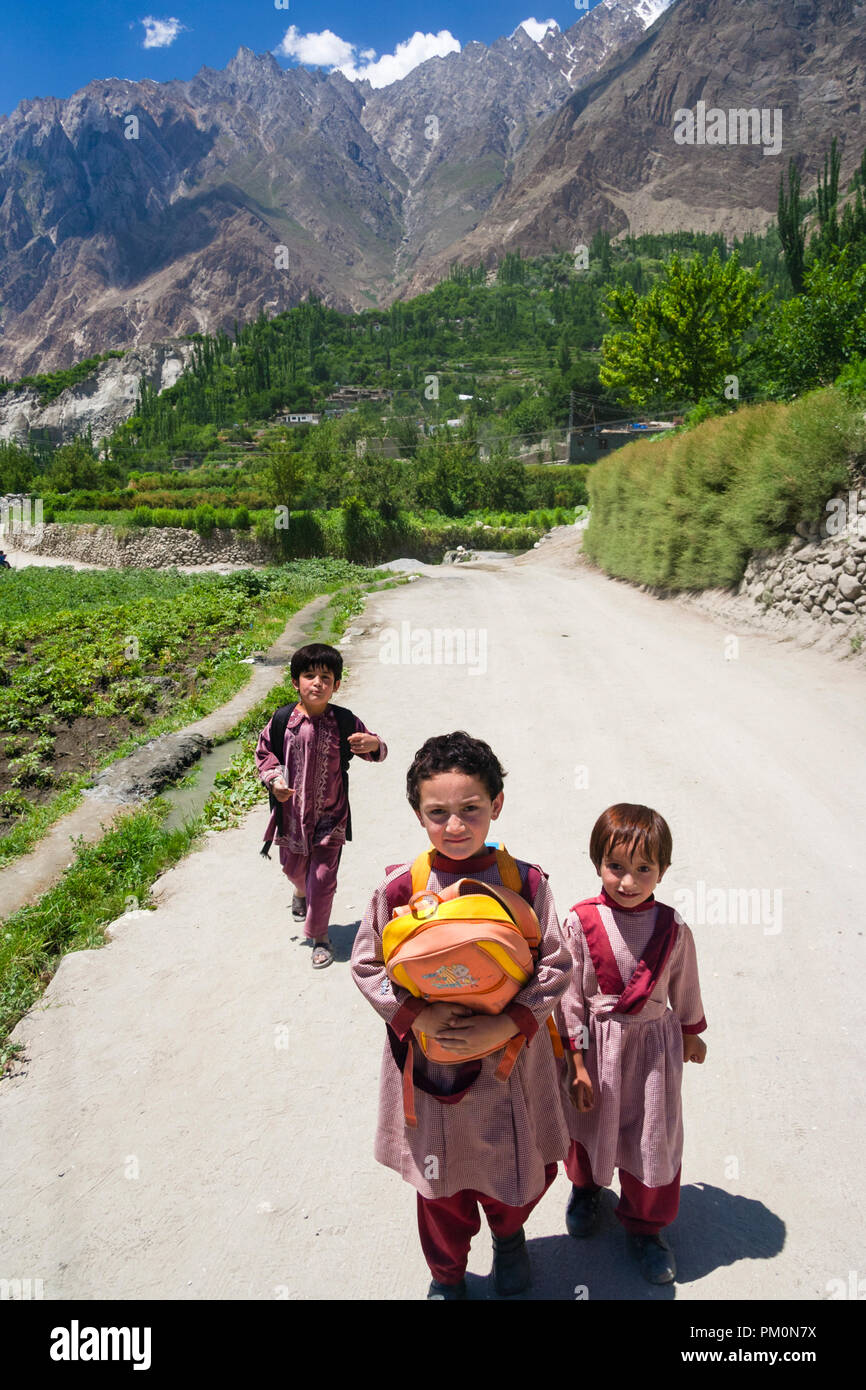 Karimabad, Hunza Tal, Gilgit-Baltistan, Pakistan: Schule Kinder zurück nach Hause gehen an altit Dorf aus der Schule Baltit Karimabad (ehemals) t Stockfoto