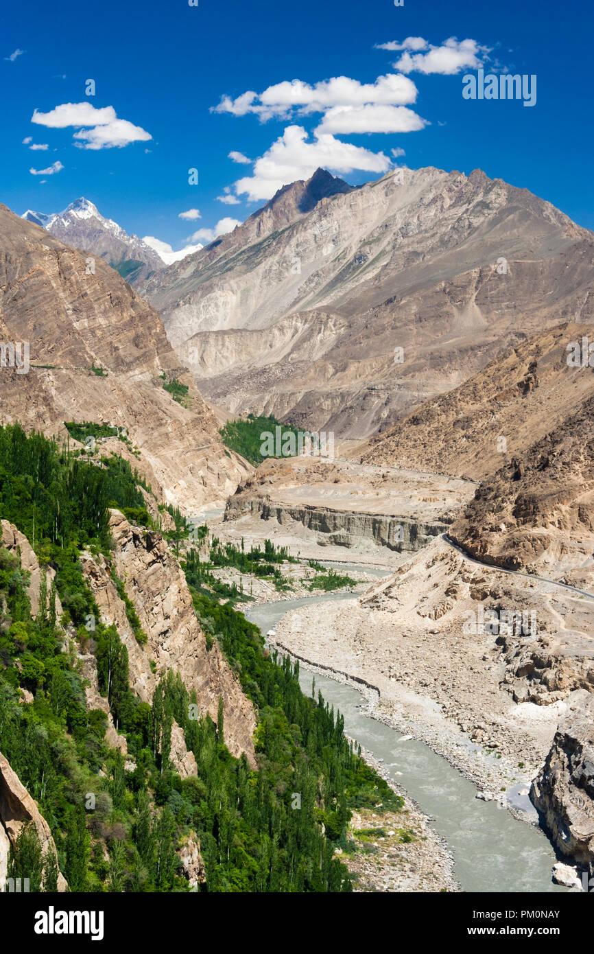 Altit, Hunza Tal, Gilgit-Baltistan, Pakistan: KKH Karakorum Highway und Hunza Flusses ab Fort Altit gesehen. Stockfoto