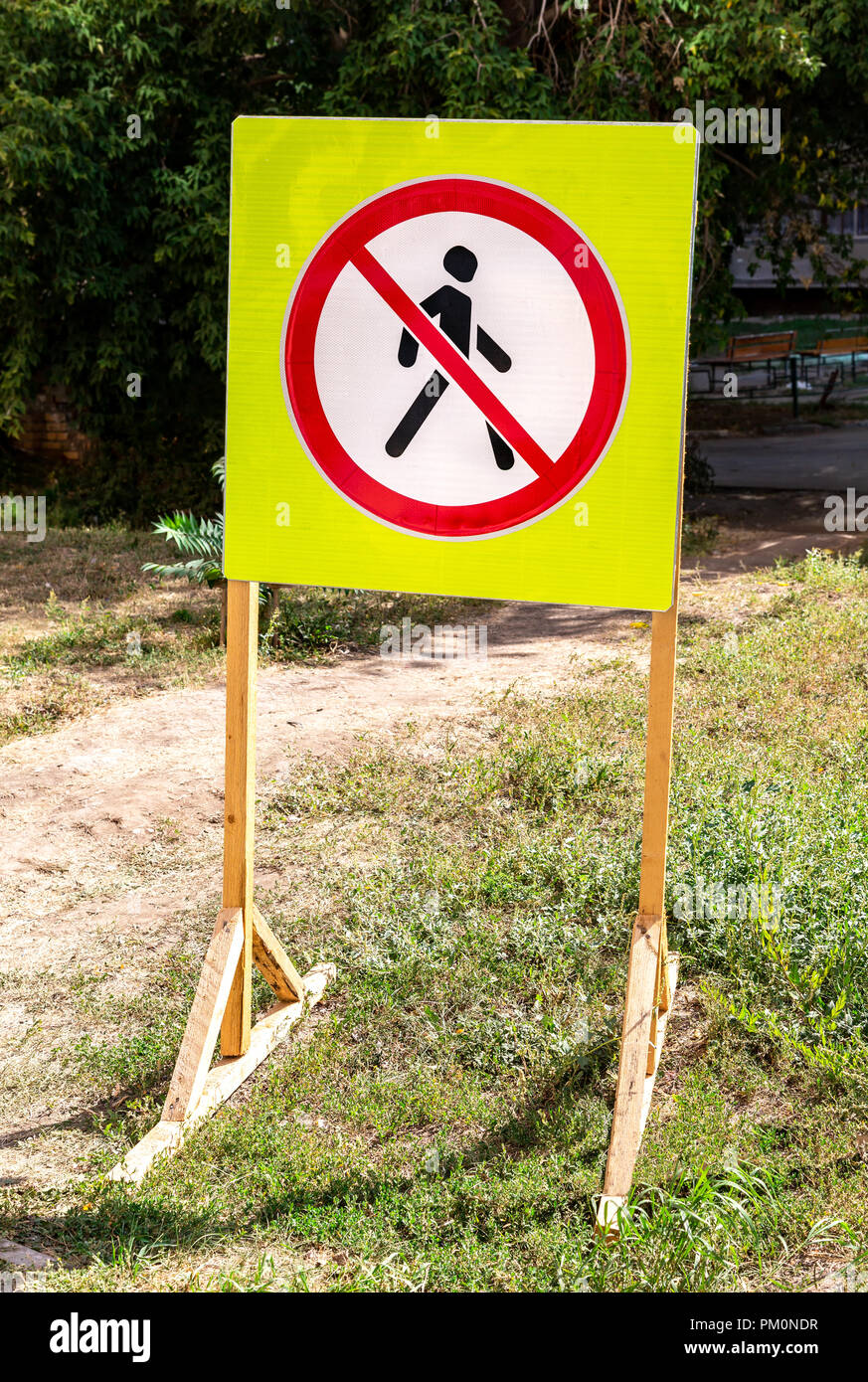 Verboten Schild Silhouette zu Fuß Mann in einem Kreis mit Kreuz Stockfoto