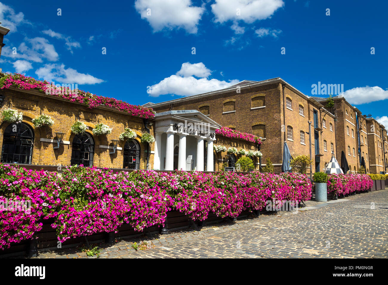 Whetherspoons pub außen in das Hauptbuch Gebäude und Dock Lagerhäuser an der West India Quay in Canary Wharf, London, Großbritannien Stockfoto