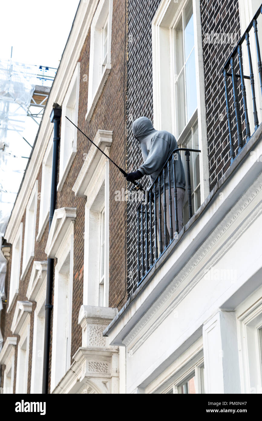 Banksy Installation einer Person in einem grauen hoodie mit Angelrute, Teil der Greatest Hits: 2002-2008 Ausstellung in der Galerie Lazinc 2018, London, UK Stockfoto