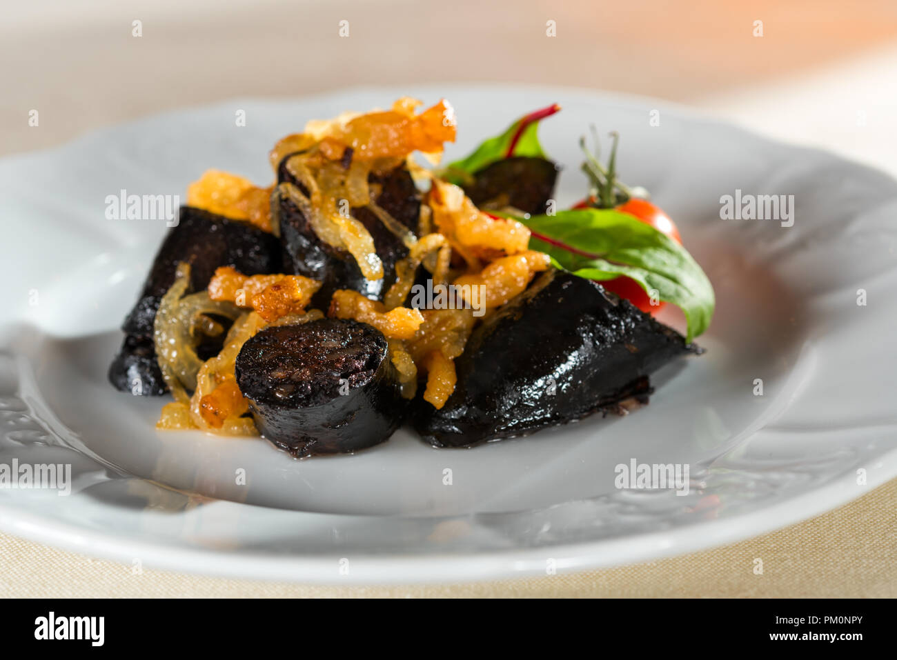 Hausgemachte Blutwurst mit Fleisch und Brei und Schweinefleisch Blut. Blutige Weißwurst Stockfoto