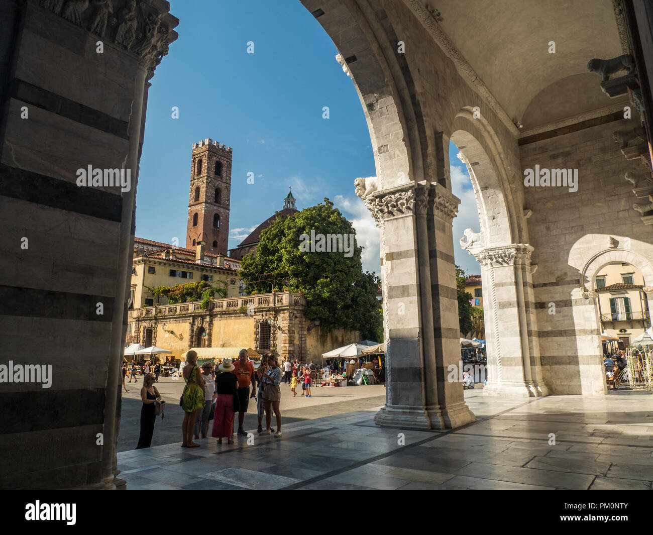 Piazza Antelminelli mit dem Turm der Kirche von Saint John & Reparata, wie aus der Kathedrale von St Martin, Stadt Lucca, Toskana, Italien Stockfoto