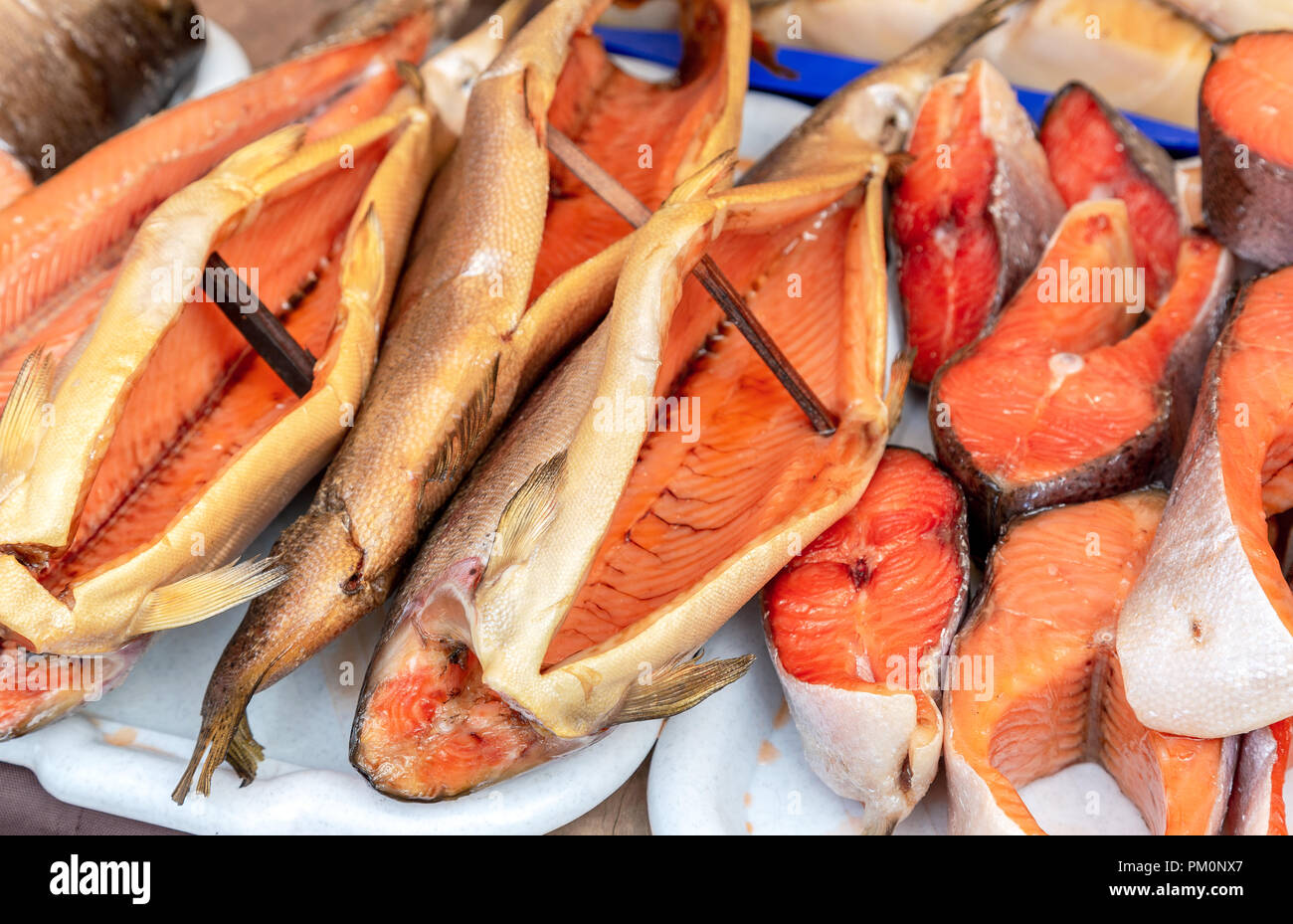 Geräucherten Fisch bereit zum Verkauf auf dem örtlichen Bauernmarkt Stockfoto