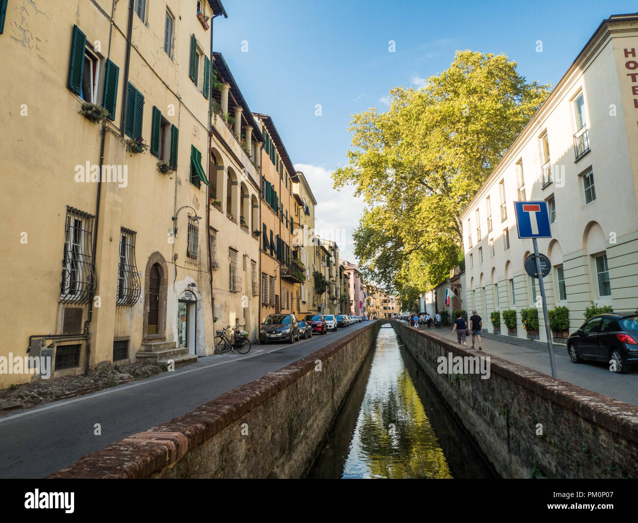 Historische Kanal/Wasserstraße in die Stadtmauern von Lucca, Toskana, Italien. Stockfoto