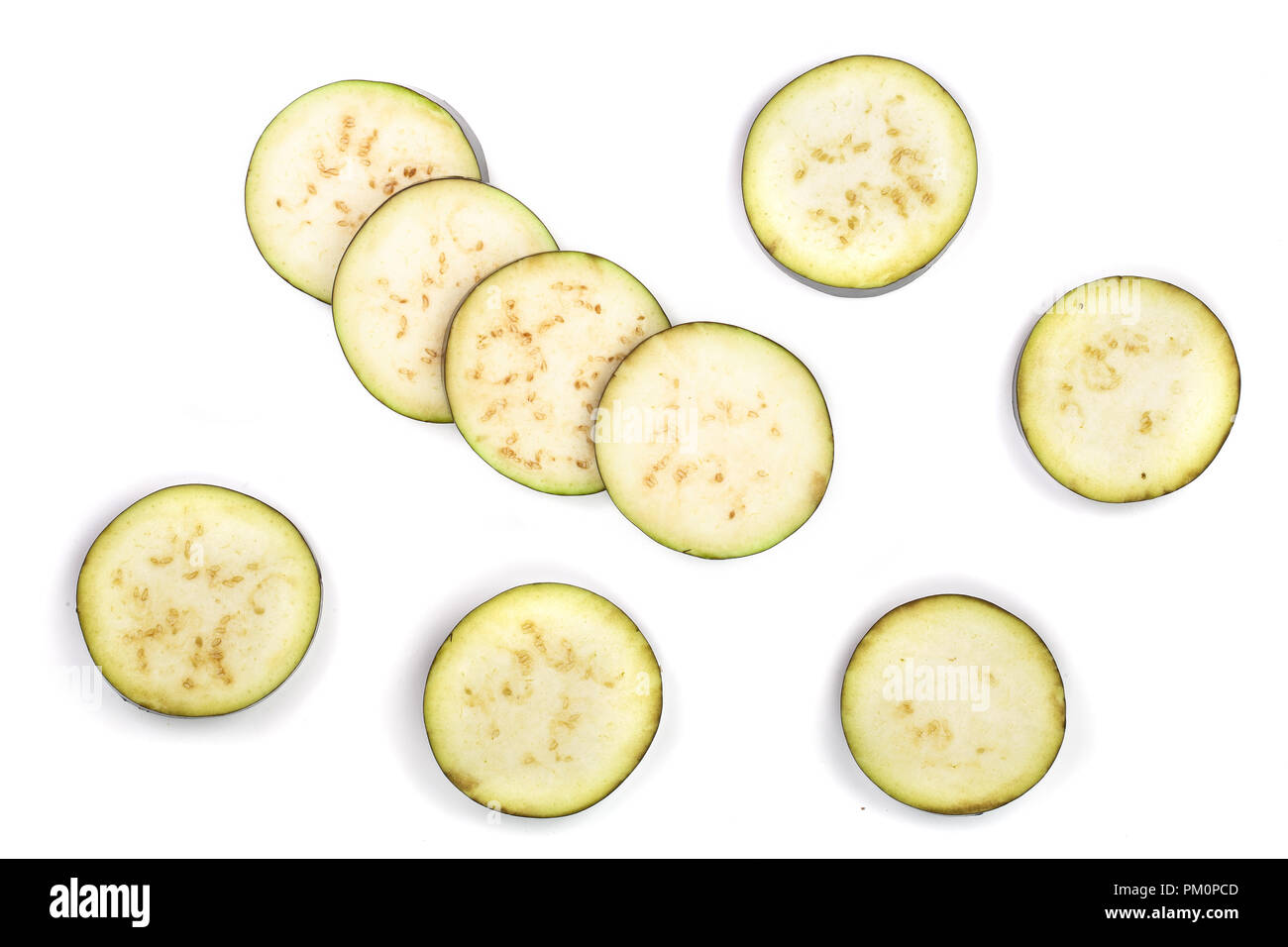 In Scheiben geschnittene Aubergine Kreise auf weißem Hintergrund. Ansicht von oben. Flach Muster Stockfoto