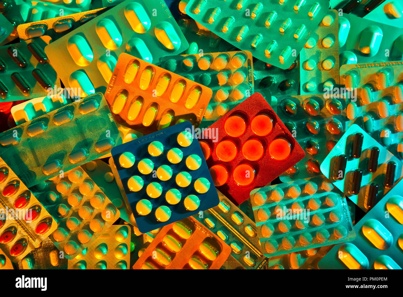 Von Tabletten in Blisterpackungen Stack, Color Gele, Labor, dunklen finsteren Hintergrund Stockfoto