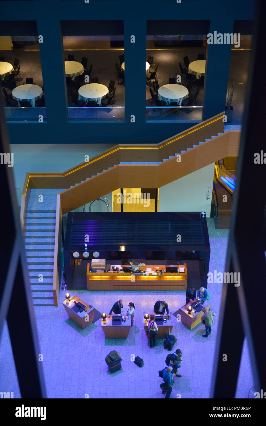 Das Radisson Blu Airport Hotel Lobby, Zürich Kloten (ZRH) CH Stockfoto