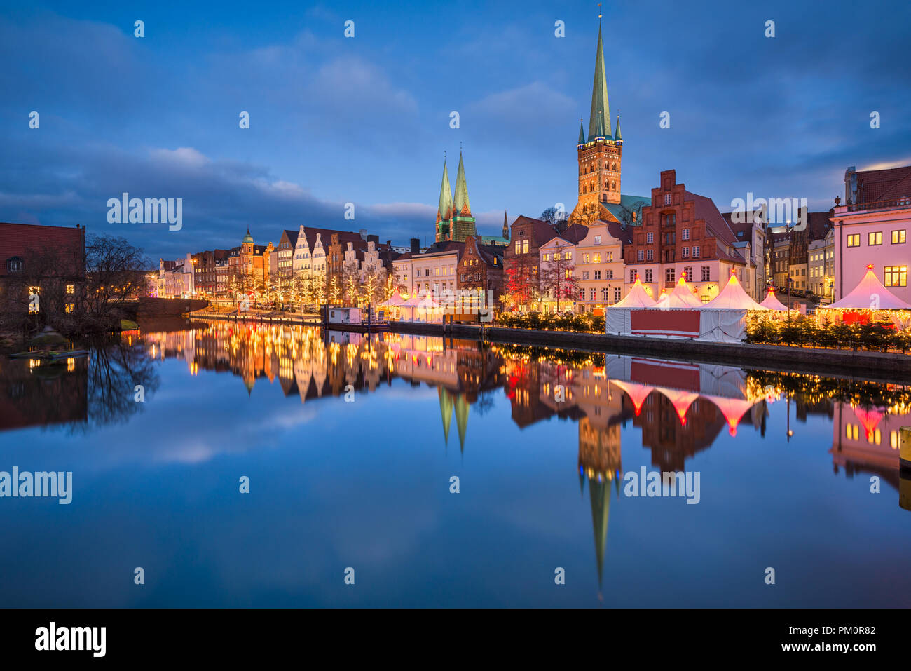 Altstadt von Lübeck, Deutschland mit Weihnachtsschmuck Stockfoto
