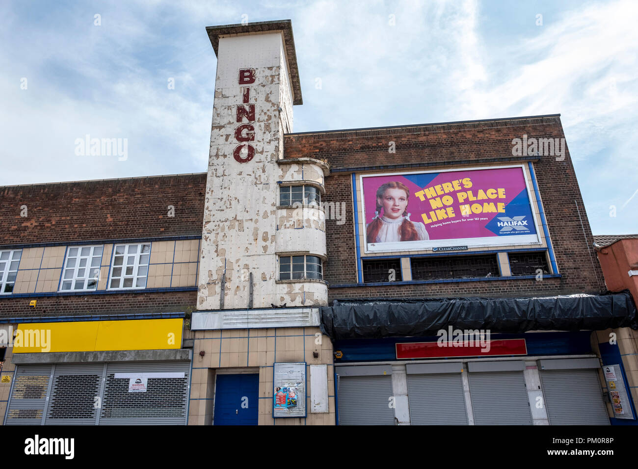 Geschlossen, Bingo Hall mit Halifax Hypothek Werbung; es gibt keinen Ort an wie zu Hause. Wednesbury, Großbritannien Stockfoto