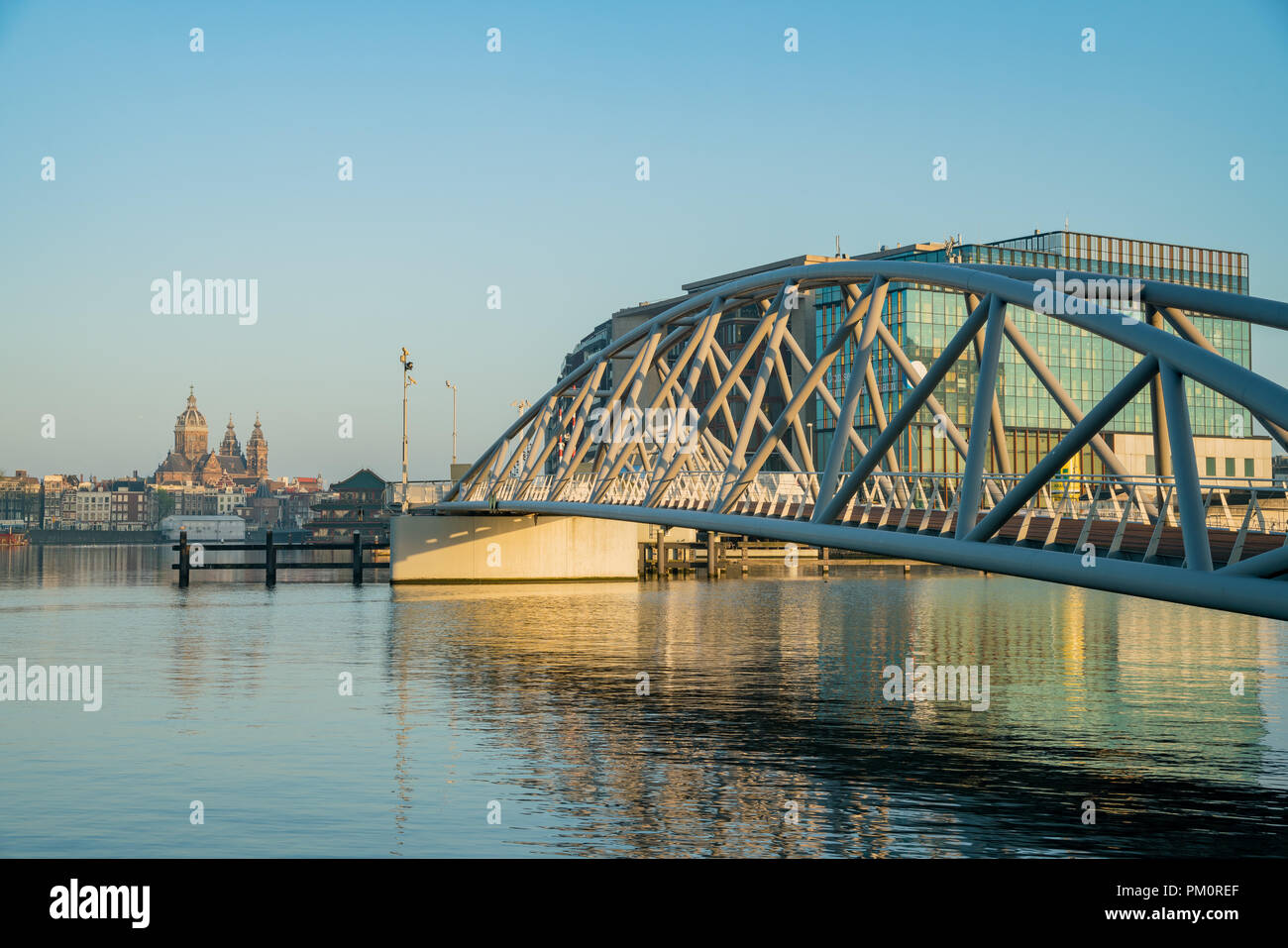 Kirche des Heiligen Nikolaus und der Herr JJ van der Veldebrug Brücke in Amsterdam, Niederlande Stockfoto