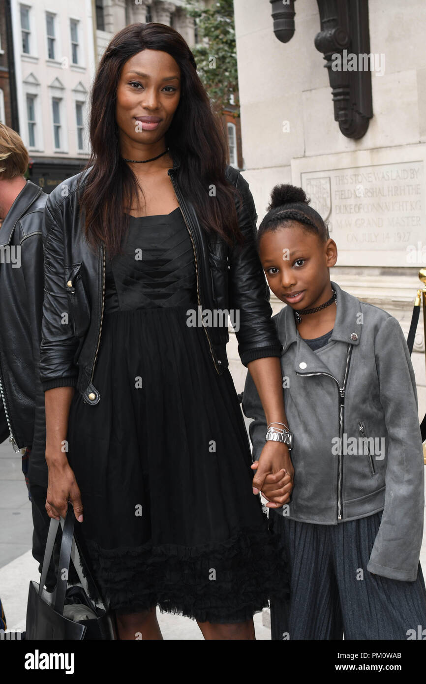 London, Großbritannien. 15. September 2018. Betsie Dsane ist ein Modell und ihre Tochter Fashion Scout - SS 19 - London Fashion Week - Tag 2, London, UK. 15. September 2018. Bild Capital/Alamy leben Nachrichten Stockfoto