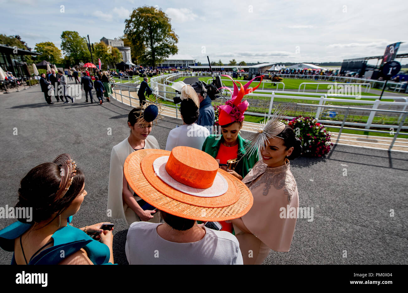 Curragh, Kil, USA. 16 Sep, 2018. September 16, 2018: High Fashion, modische Hüte und hochpreisigen Vollblüter die Szene, wie die Fans irischer Meister Einsätzen teilnehmen Tag am Curragh Racecourse am 16. September 2018 in Curragh, Irland. Scott Serio/ESW/CSM/Alamy leben Nachrichten Stockfoto