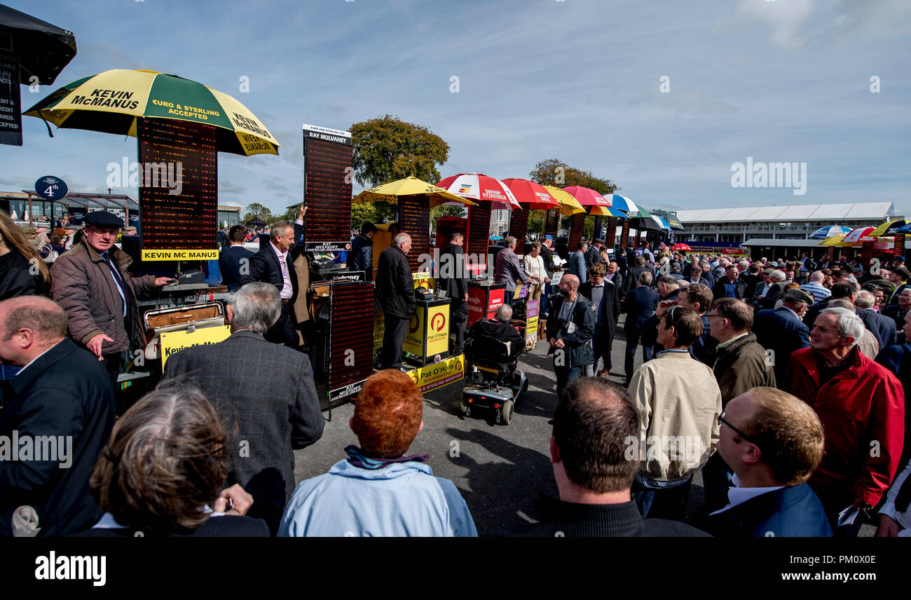 Curragh, Kil, USA. 16 Sep, 2018. September 16, 2018: High Fashion, modische Hüte und hochpreisigen Vollblüter die Szene, wie die Fans irischer Meister Einsätzen teilnehmen Tag am Curragh Racecourse am 16. September 2018 in Curragh, Irland. Scott Serio/ESW/CSM/Alamy leben Nachrichten Stockfoto