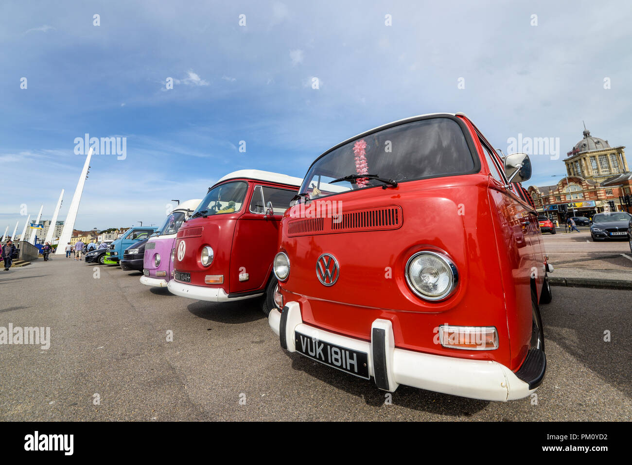 Die Oldtimer-Show am Strand fand an der Küste von Southend statt. VW Camper, VW Bus. VWS. Volkswagens Stockfoto