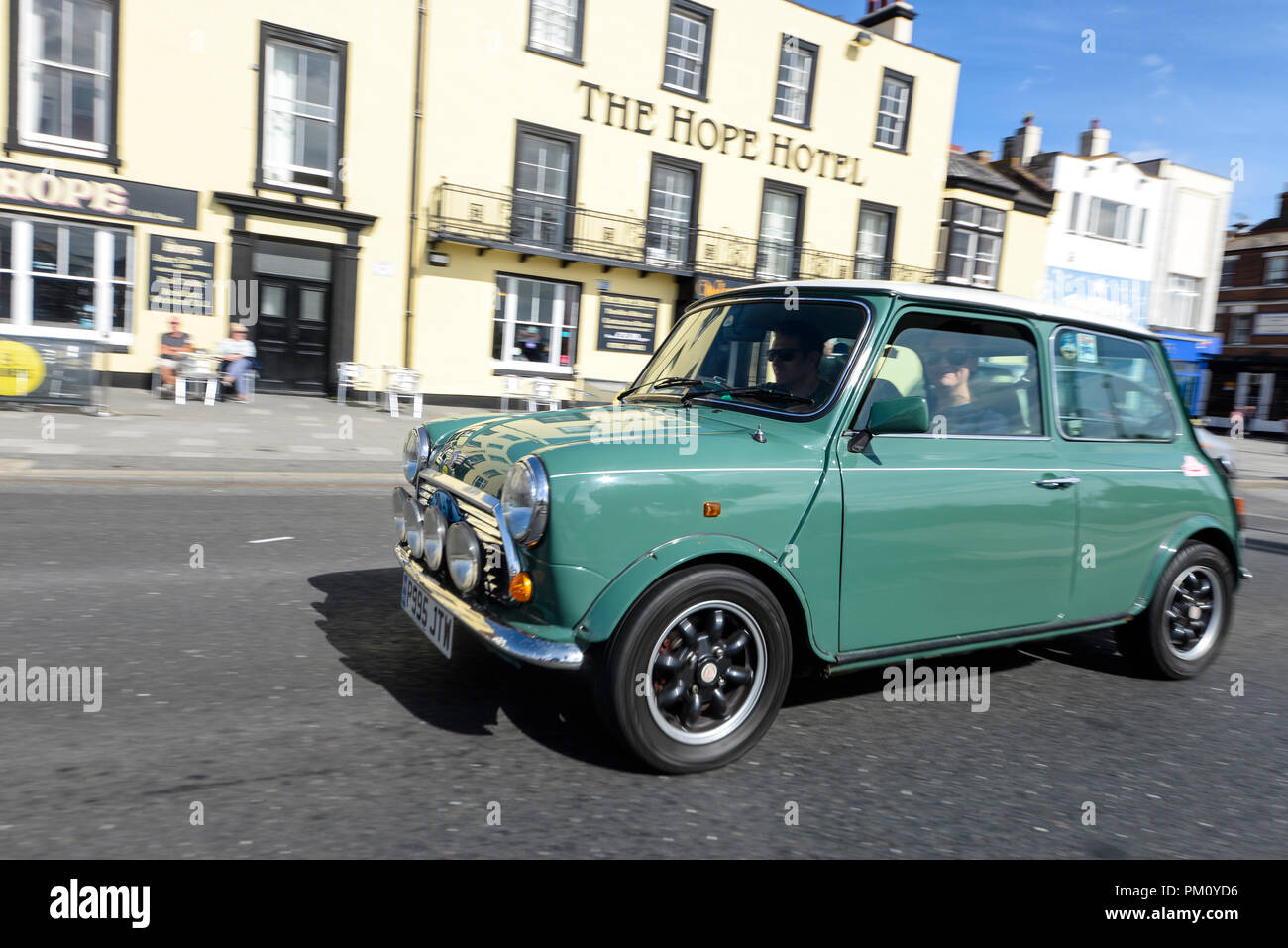 Klassische Autos am Strand Auto Show fand am Southend direkt am Meer. Iconic BRITISCHE Mini Fahren auf der Marine Parade, die Hoffnung Hotel Stockfoto