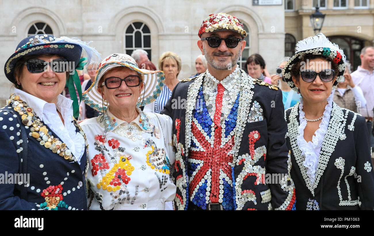 Guildhall Yard, London, UK, 16. September 2018. Die italienische Pearlies. Der 20. Jahrestag der jährlichen Pearly Könige und Königinnen Harvest Festival sieht die pearlies in ihren traditionellen Perle Knopf Anzüge und Kleider feiern mit Morris tanzen, Maibaum tanzen, der Bürgermeister von London und Marching Bands an der Guildhall Hof, bevor durch die Stadt London paradieren zu St. Mary Le Bow Kirche für einen Service der Danksagung. Credit: Imageplotter Nachrichten und Sport/Alamy leben Nachrichten Stockfoto