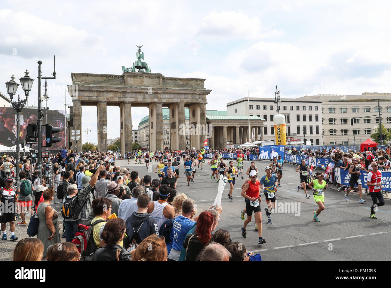 Berlin, Deutschland. 16 Sep, 2018. Läufer pass Brandenburger Tor während den Berlin Marathon 2018 in Berlin, Hauptstadt der Bundesrepublik Deutschland, an Sept. 16, 2018. Den Berlin Marathon 2018 starteten in Berlin am Sonntag. Eliud Kipchoge aus Kenia gewann den Titel der Männer mit einem neuen Weltrekord von 2:01:39. Women's Titel fiel auf Kenias Gladys Cherono mit einem Ergebnis von 2:18:11. Credit: Shan Yuqi/Xinhua/Alamy leben Nachrichten Stockfoto