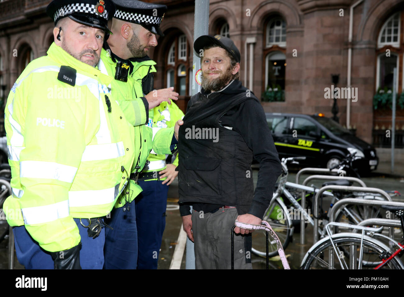 Manchester, Großbritannien. 16 Sep, 2018. Polizei schnappen Sie sich einen Mann, der an der Demonstration für freie Rede auf Palästina schrie und Nein zu Antisemitismus Rallye in Manchester, 16. September 2018 (C) Barbara Cook/Alamy Live News Credit: Barbara Koch/Alamy leben Nachrichten Stockfoto