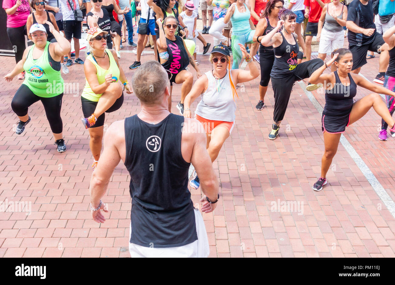 Zumba Klasse mit Blick auf den Strand in Spanien Stockfoto